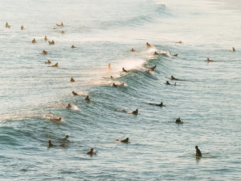Battre des pieds quand on rame pour surfer des vagues : Démystifier les mythes et examiner les avantages