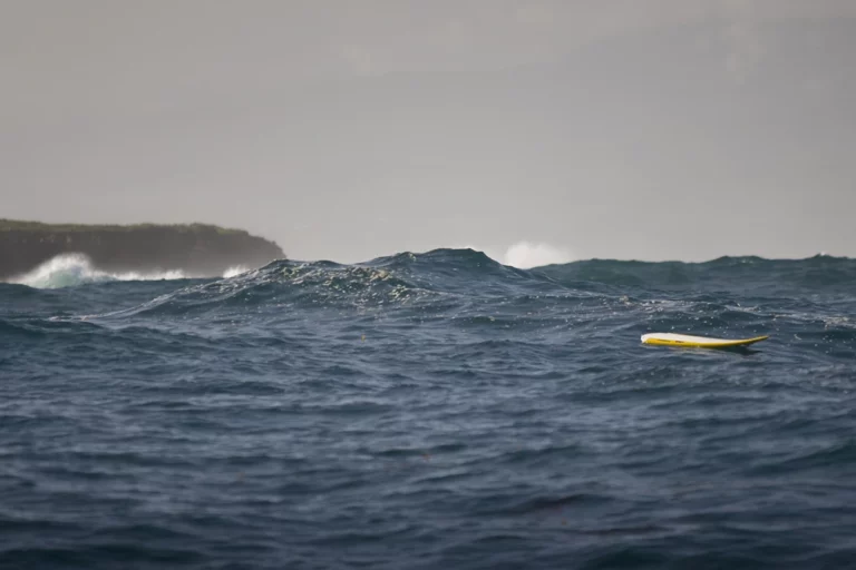 Planche de surf pliée, déformée ou cassée : Que faire ?
